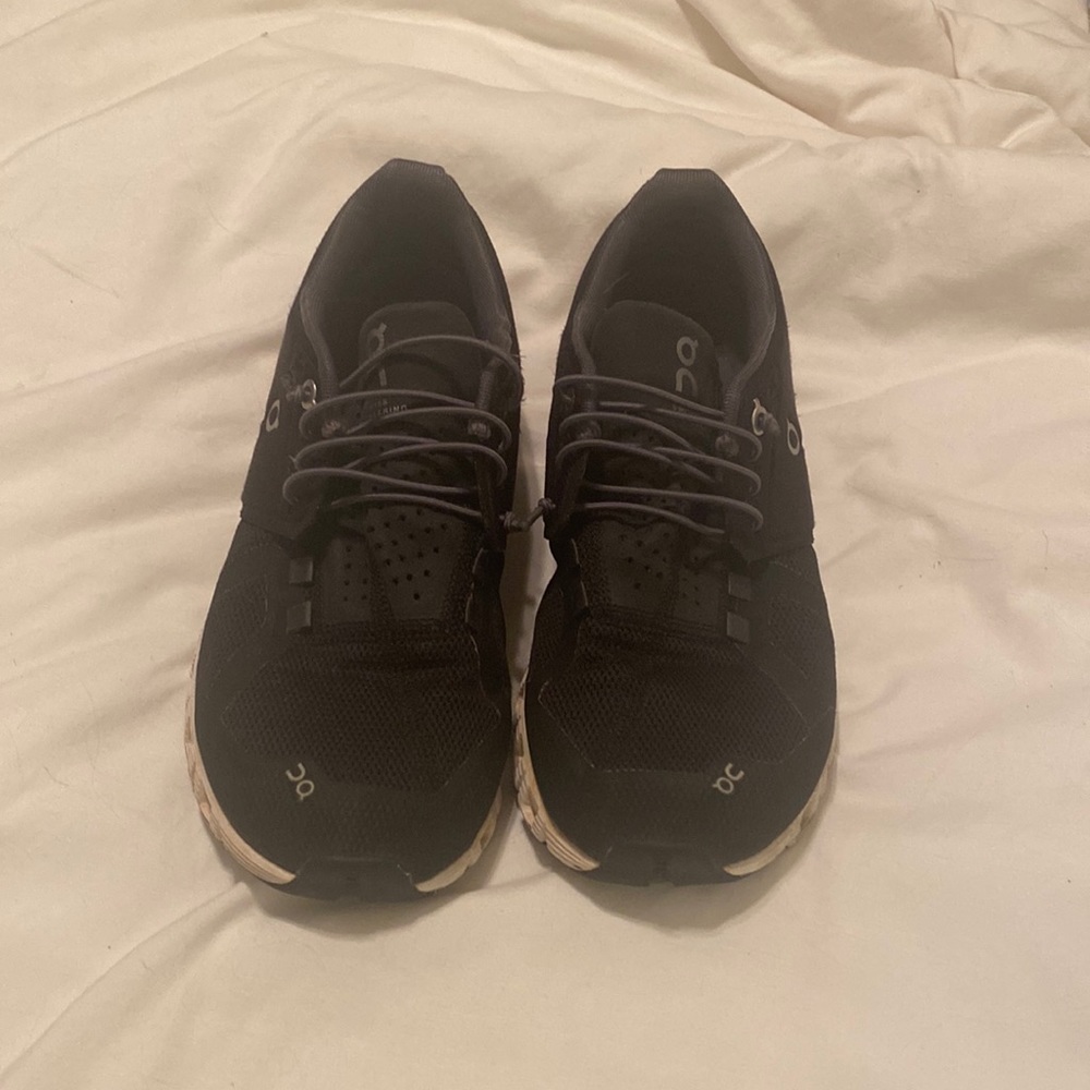 Womens On Running Cloud tennis shoes